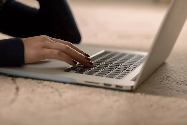 Крупним планом рука жінки, що працює на ноутбуці — стокове фото