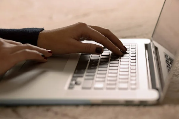 Fechar a mão de uma mulher trabalhando no laptop — Fotografia de Stock