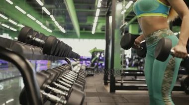Halter kaldırma spor salonunda kadın