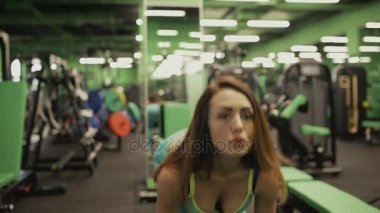 Spor salonu yamaçları dumbbells ile kadında
