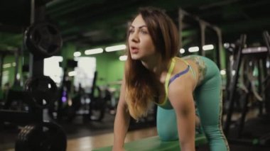 Güçlü kadın spor salonunda egzersiz yapmak. O kaldırma halter.
