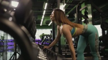 Güçlü kadın spor salonunda egzersiz yapmak. O kaldırma halter.