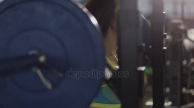 Güçlü kadın spor salonunda ağız kavgası yapmak. O kaldırma halter.