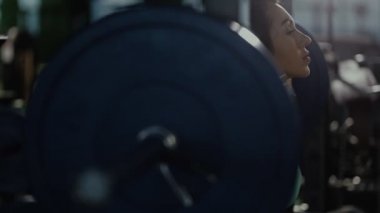 Güçlü kadın spor salonunda ağız kavgası yapmak. O kaldırma halter.