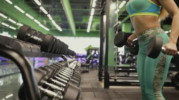 Woman in gym lifting dumbbell — Stock Video