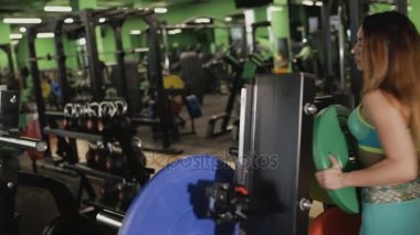 Güçlü kadın halter egzersiz önce spor salonunda disk eklemek