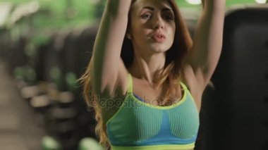 Kadın yapmak egzersiz spor salonunda ağırlık ile