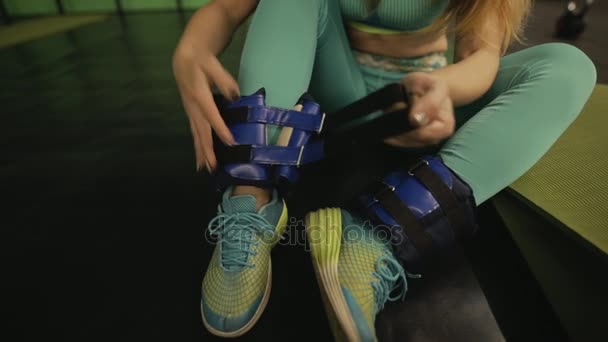 Сильна жінка готується робити вправи в спортзалі — стокове відео