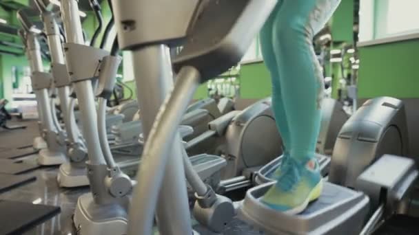 Vrouw in fitness center maken een cardio-oefening — Stockvideo