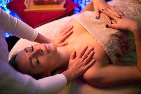 Hermosa mujer relajante mientras masajista recibiendo masaje de spa — Foto de Stock