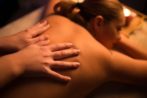 Masseur faire procédure spa par la lumière de bougie pour femme — Photo