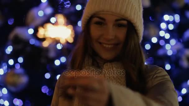 Vrouw in de winter genieten van met een sparkler in stad — Stockvideo