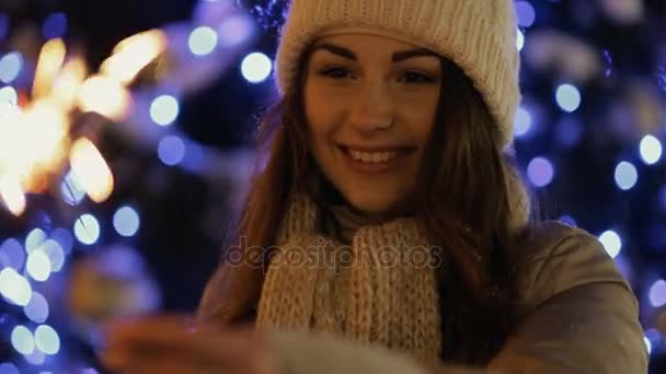 Женщина зимой наслаждается с искрой в городе — стоковое видео