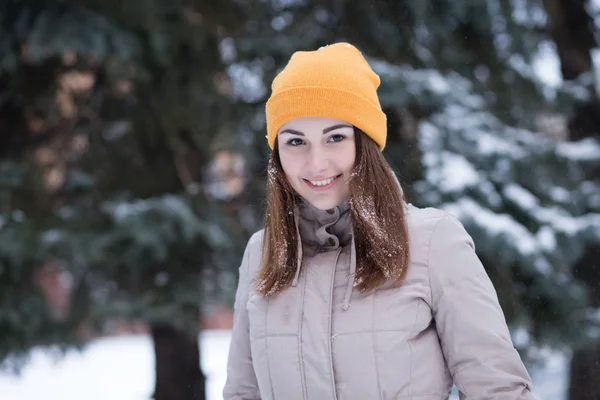 Portret van gelukkige jonge vrouw op de winterdag — Stockfoto