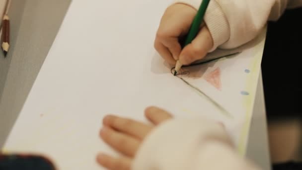 Close-up van meisje tekenen met potloden op een papier — Stockvideo