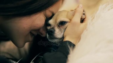 İskambil ile kadın köpek ve ona dokunmak