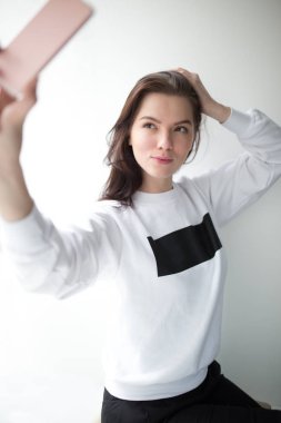 Kazak kadında beyaz arka plan üzerinde bir selfie yapmak