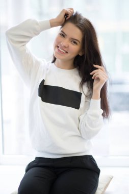 Pencere ışık odada oturan kadın