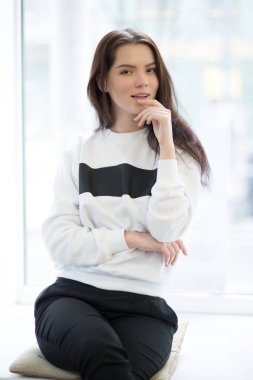 Pencere ışık odada oturan kadın