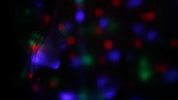 Disco ljus lampa lyser på en flicka — Stockvideo