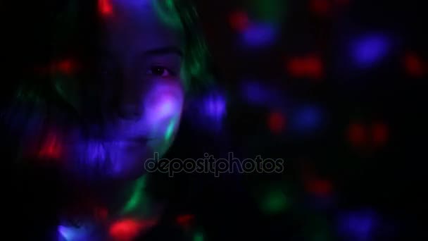 Lampe à lumière disco qui brille sur une fille 