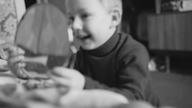 Ev Oda aynada ile oynayan çocuk. Tek renkli.