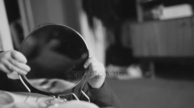 Ev Oda aynada ile oynayan çocuk. Tek renkli.