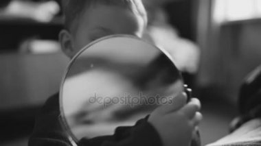 Ev Oda aynada ile oynayan çocuk. Tek renkli.