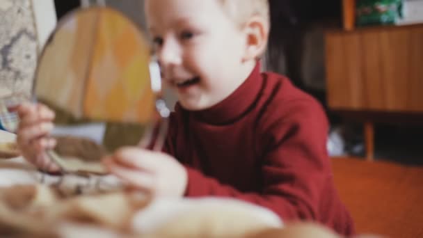 Мальчик играет с зеркалом в домашней комнате — стоковое видео