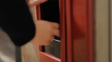 Erkek el almak bir içki kahve Otomatı