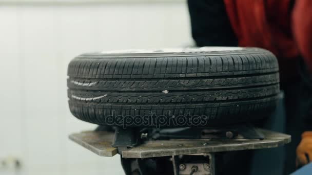 充气轮胎。汽车修理工控制压力. — 图库视频影像