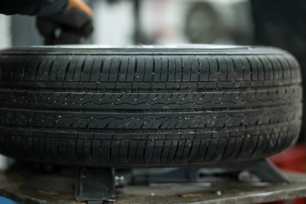 Auto tire tread in onderhoud — Stockfoto