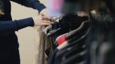 Kadın el askı seçim giyim dükkanında closeup