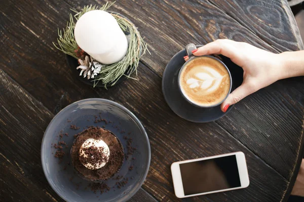Desserter og cappuccino på et bord. – stockfoto