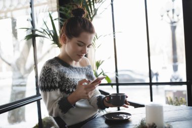 Akıllı bir kafede kahve iken kadın yazarak metin soğur