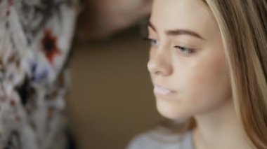 Ana makyaj için model - o kaşlar kendiniyoluyor