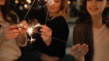 Üç genç kız ile bir maytap kapalı kutluyor