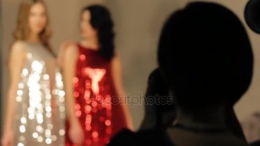 Studio çalışma fotoğrafçı ise poz - görüntüleri bulanık iki model