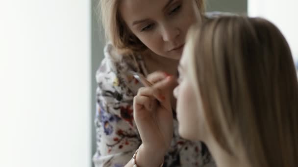 Maestro haciendo maquillaje para modelo — Vídeo de stock