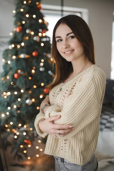 Muotokuva ihana nainen villapaita klo joulukuusi tausta — kuvapankkivalokuva