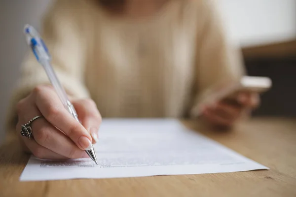 Modell signiert eine Modellveröffentlichung auf Papier Rohling - ausgeschnittene Aufnahme — Stockfoto