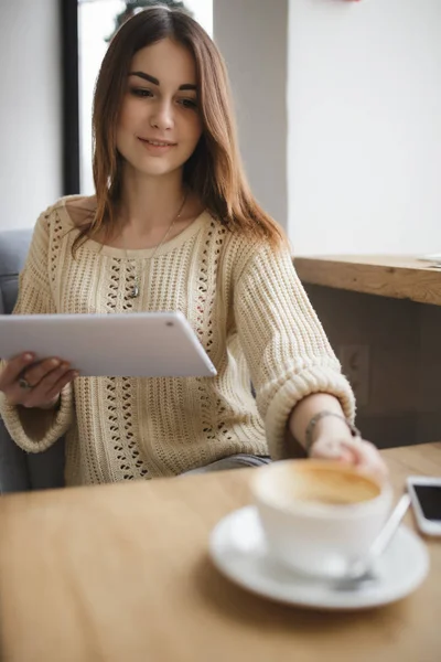 Zajęte kobiety filiżankę cappuccino w kawiarni — Zdjęcie stockowe