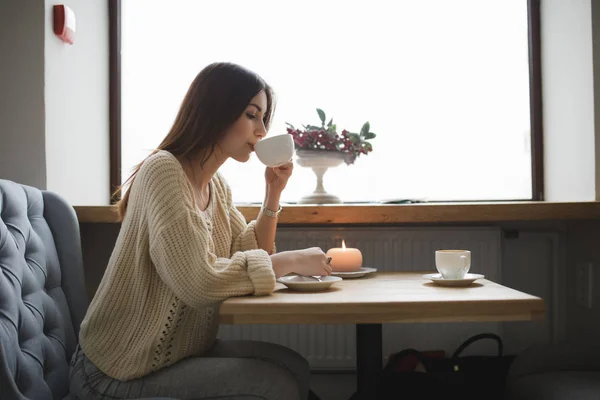 ผู้หญิงน่ารัก ดื่มกาแฟในคาเฟ่ — ภาพถ่ายสต็อก