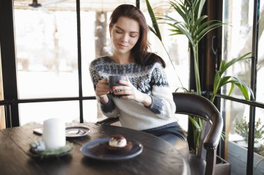 Kazak atıştırma tatlılar bir kafede kadında