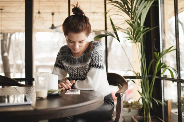 Современная женщина с планшетным ПК и смартфоном в кафе — стоковое фото