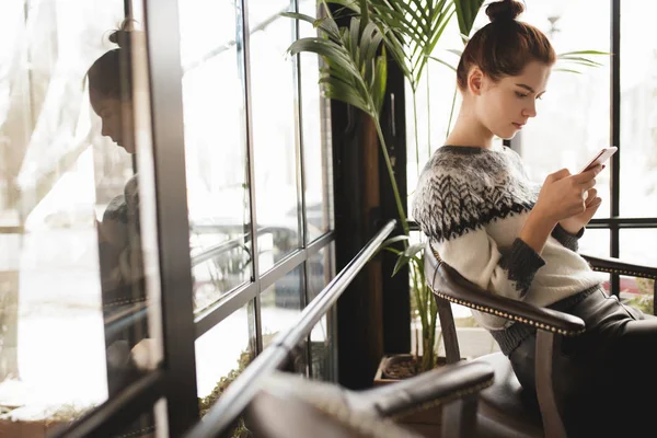 Akıllı bir kafede metin yazarak kadın