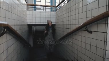 Yalnız eski terk edilmiş tren istasyonu, yürüyen kadın