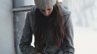 Kadın okuma kitabı kenarında oturan eski genel bina