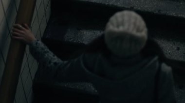 Yalnız eski terk edilmiş tren istasyonu, yürüyen kadın