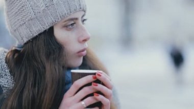 Genç kadın kış akşamları sıcak çay içme